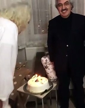 Hasan Mezarcı Noel'de 'doğum gününü' kutladı: Sosyal medyanın diline düştü