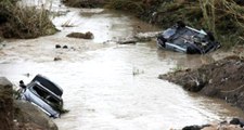 Adana'da sel sularının çekilmesiyle su altında kalan otomobiller ortaya çıktı