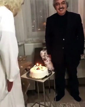 Hasan Mezarcı Noel'de 'doğum gününü' kutladı: Arkadaşları 'İyi ki doğdun Mesih' diye şarkı söyledi