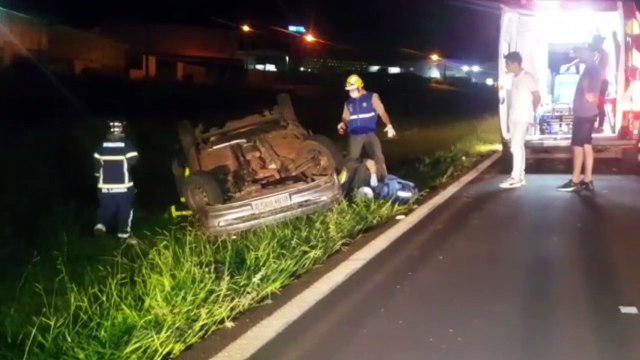 Capotamento na BR-467 deixa duas pessoas gravemente feridas em Cascavel