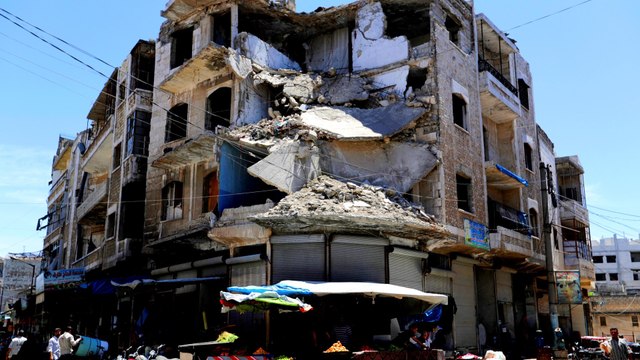 Tens of thousands flee as Syrian forces continue Idlib advance