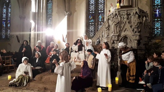 La crèche vivante accueille les rois mages dans l'église de Plombières-les-Bains