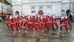 Plusieurs Pères Noël pour un flashmob