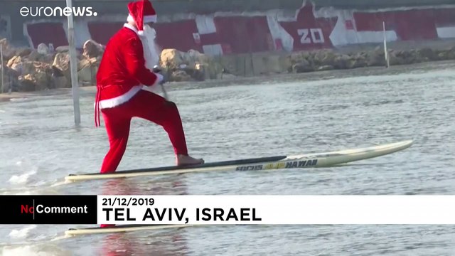 Tel Avivba még a Mikulás is SUP deszkán érkezik