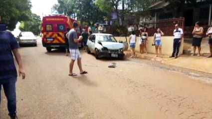 Kadett colide contra Golf estacionado e deixa mulher ferida no Bairro Santa Felicidade