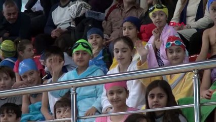 Van'da miniklerin yüzme yarışması heyecanı