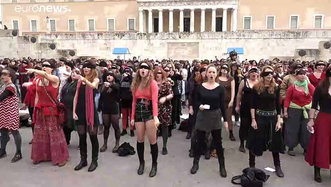 Die virale Hymne aus Chile in Athen: 'Der Vergewaltiger bist Du'