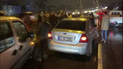 Kadıköy'de zincirleme kazaya karışan sürücüler kavga etti
