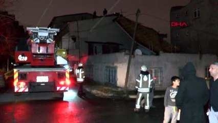 Avcılar'da uçan çatı yandaki binanın üstüne düştü