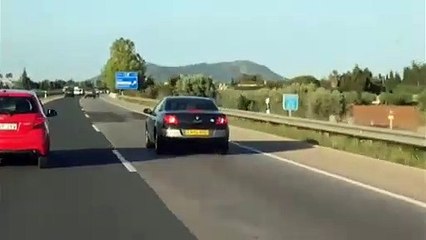 La Guardia Civil busca a este hombre que tocaba la guitarra mientras conducía