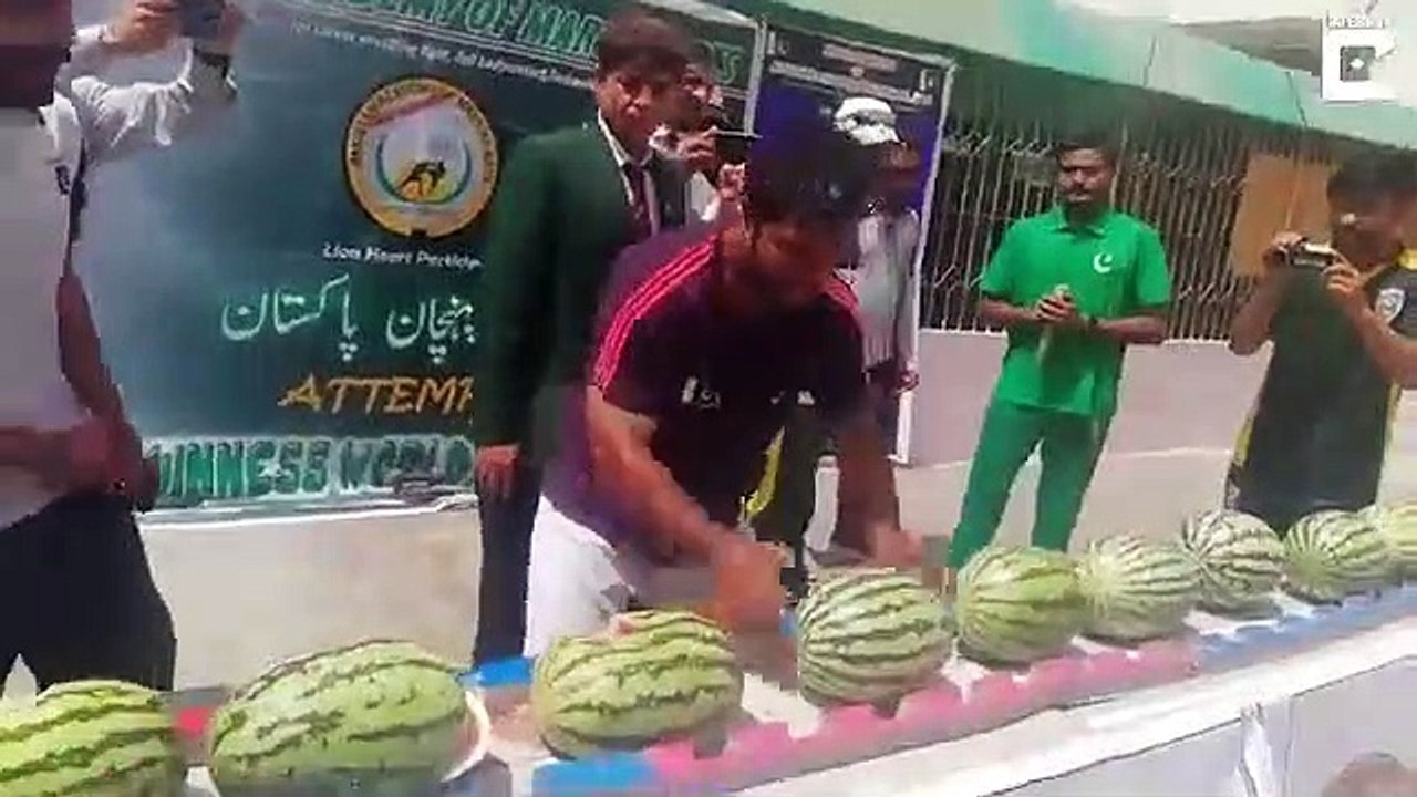 Pakistaní bate récords mundiales al romper 51 sandías con la cabeza y 281 nueces con la mano