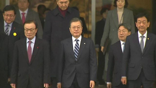 [현장영상] 문 대통령, 한중일 정상회의 참석 위해 출국 / YTN