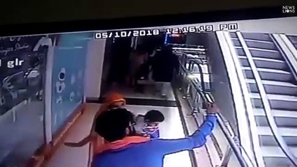 Esta mujer deja caer a su bebé en una escalera mecánica mientras se hacía un selfi