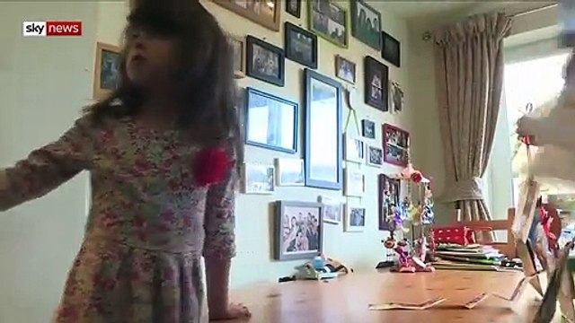 Cette fillette de 6 ans a découvert un message terrifiant sur une carte de voeux de Noël achetée dans un supermarché de Londres