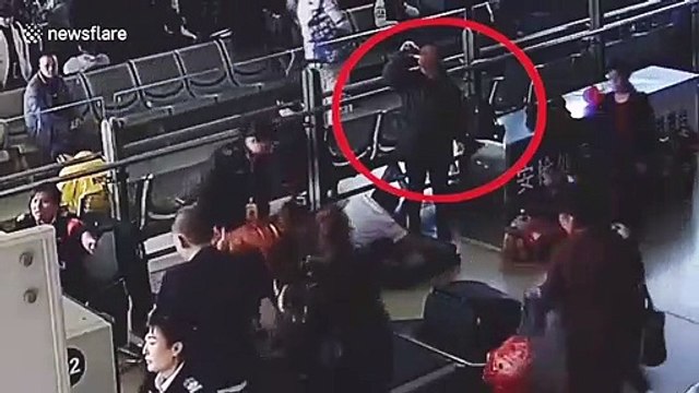 Bị cấm mang đồ uống có cồn, khách Trung Quốc tiếc của uống, say xỉn đển nhập viện