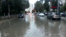 İzmir'de etkisi olan yağmur sonrası lüks bir site sular altında kaldı - 2