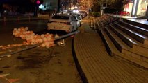 Kadıköy'de lodos aydınlatma direğini devirdi