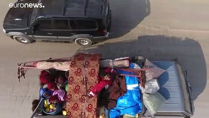 Siria: bombe su Idlib, centinaia in fuga