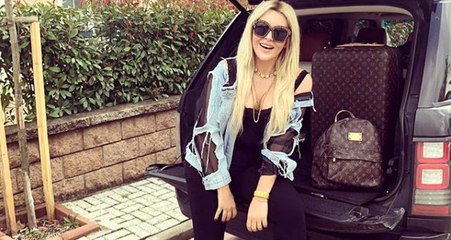 Fenomen Selin Ciğerci, mini elbisesiyle kalça dansı yaptı