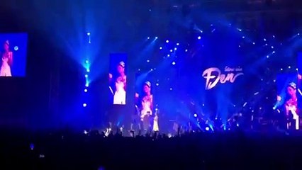 Hen xoay váy trong show Đen