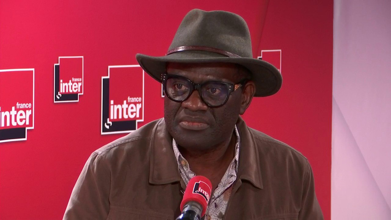 Alain Mabanckou, auteur de "Dictionnaire enjoué des cultures africaines" : "J'espère qu'Emmanuel Macron s'attaquera au problème, mais pour l'instant la France a reçu deux présidents doyens des dictatures d'Afrique de l'Ouest. Ça se passe de commentaires"
