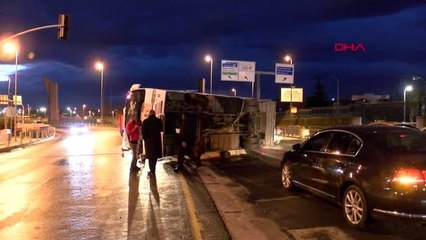 Bakırköy'de otomobilin çarptığı servis midibüsü devrildi: 4 yaralı