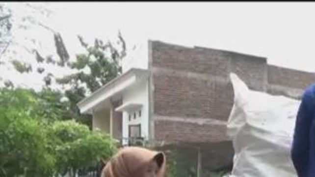 Ibu-ibu Berkebaya Naik Motor Kumpulkan Sampah untuk Peringati Hari Ibu