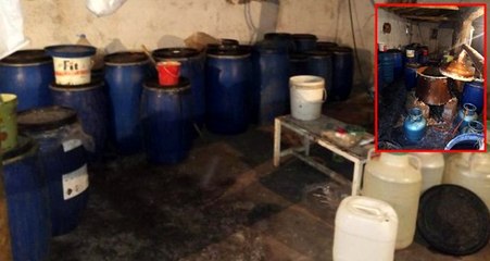 Muhtar, evini içki imalathanesine çevirdi, 500 litre içki ele geçirildi