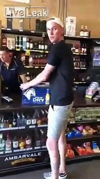 Challenge de fou : il doit lâcher tout ce qu'il tient dès que son ami le lui demande... Risqué