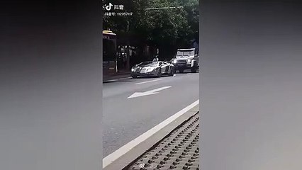 Un homme à vélo donne une bonne leçon à un conducteur de Lamborghini