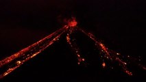 Espectacular erupción de un volcán en Ecuador
