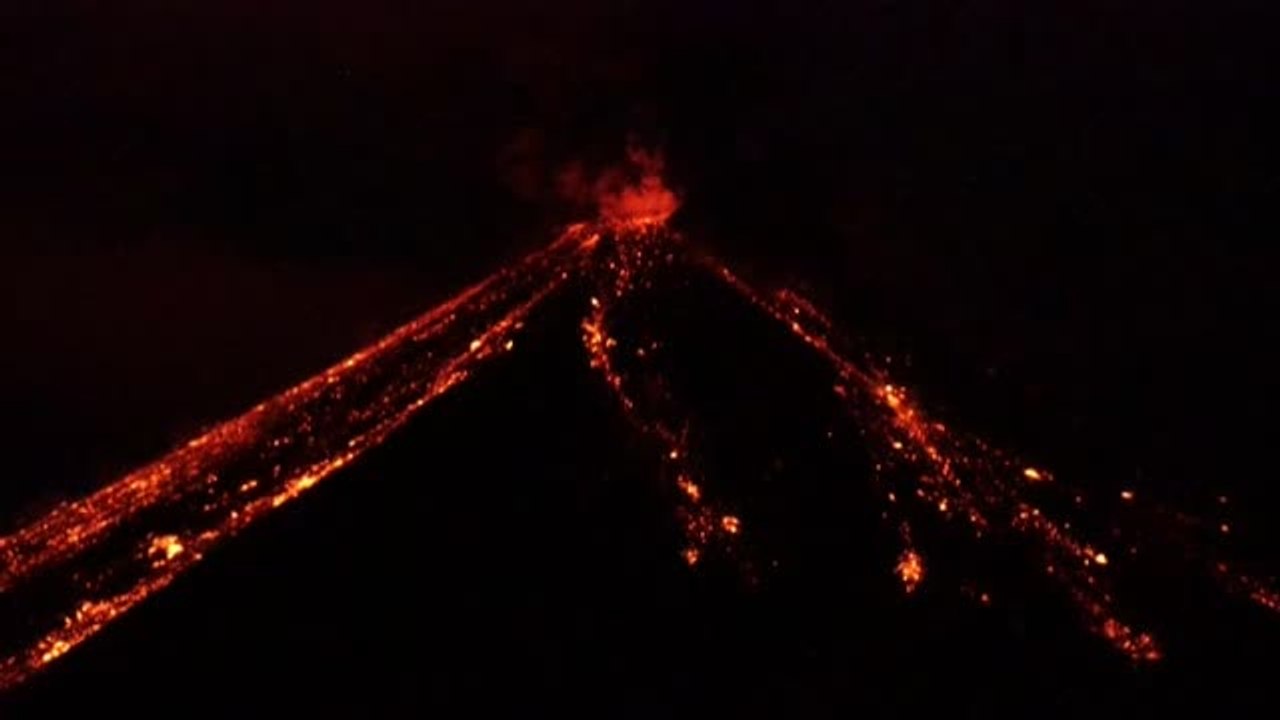 Espectacular erupción de un volcán en Ecuador