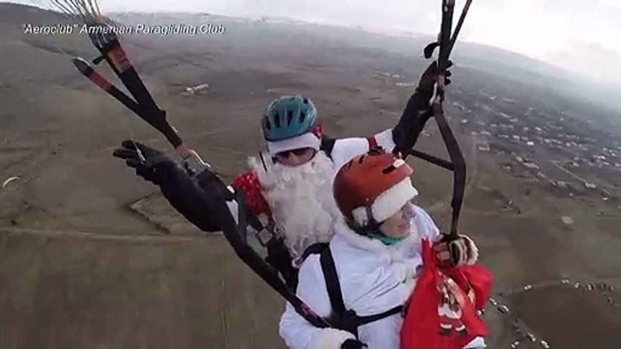 Hier kommt der Weihnachtsmann mit dem Gleitschirm