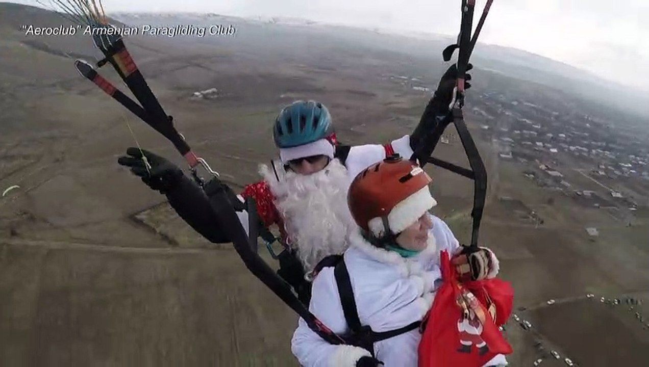 Hier kommt der Weihnachtsmann mit dem Gleitschirm
