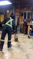 Ouvrir une bombe de peinture à la hache ? Mauvaise idée !