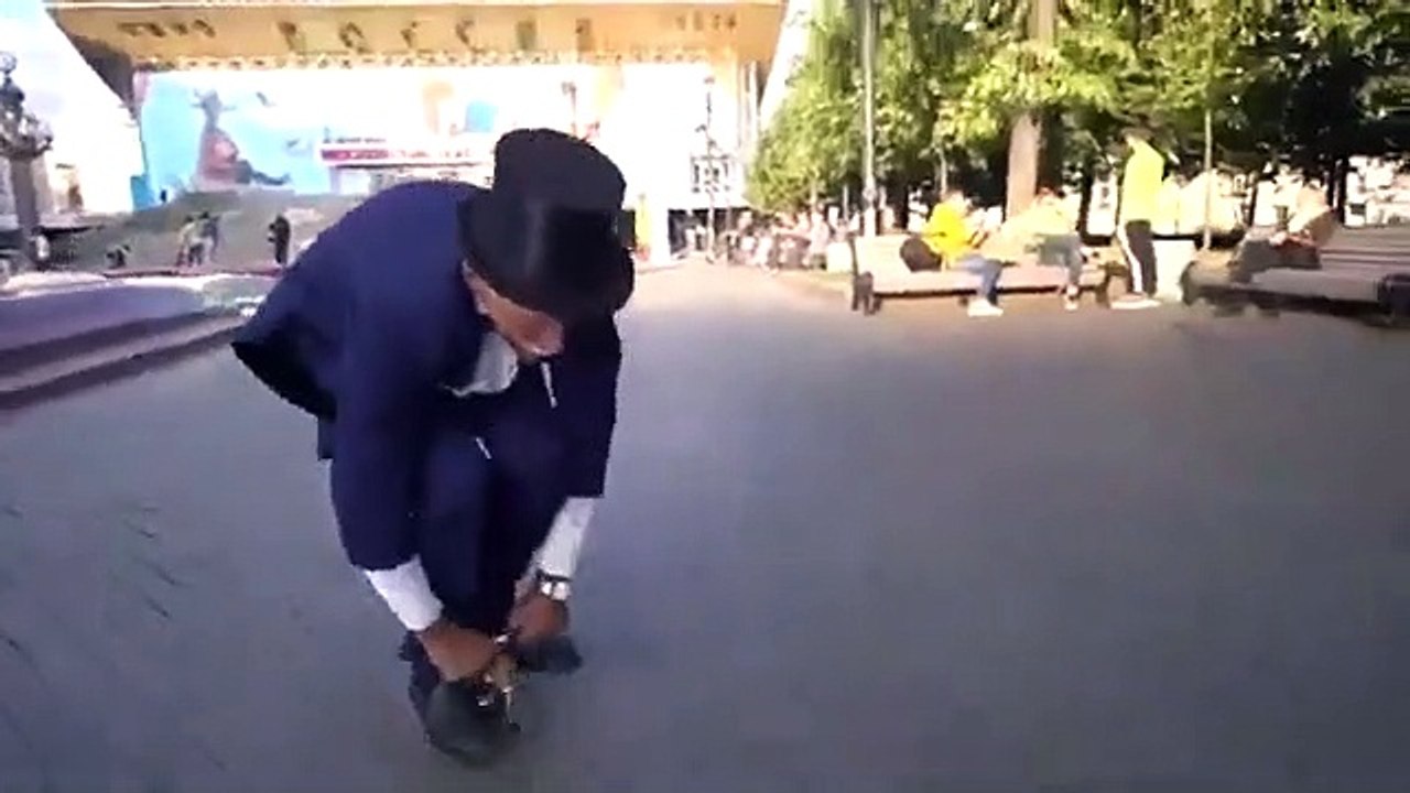 Regardez la taille de son mini vélo sur lequel il roule !