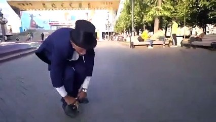 Regardez la taille de son mini vélo sur lequel il roule !