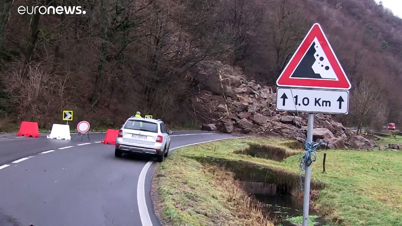 Unwetter: Schiffbruch, Erdrutsch und Tote