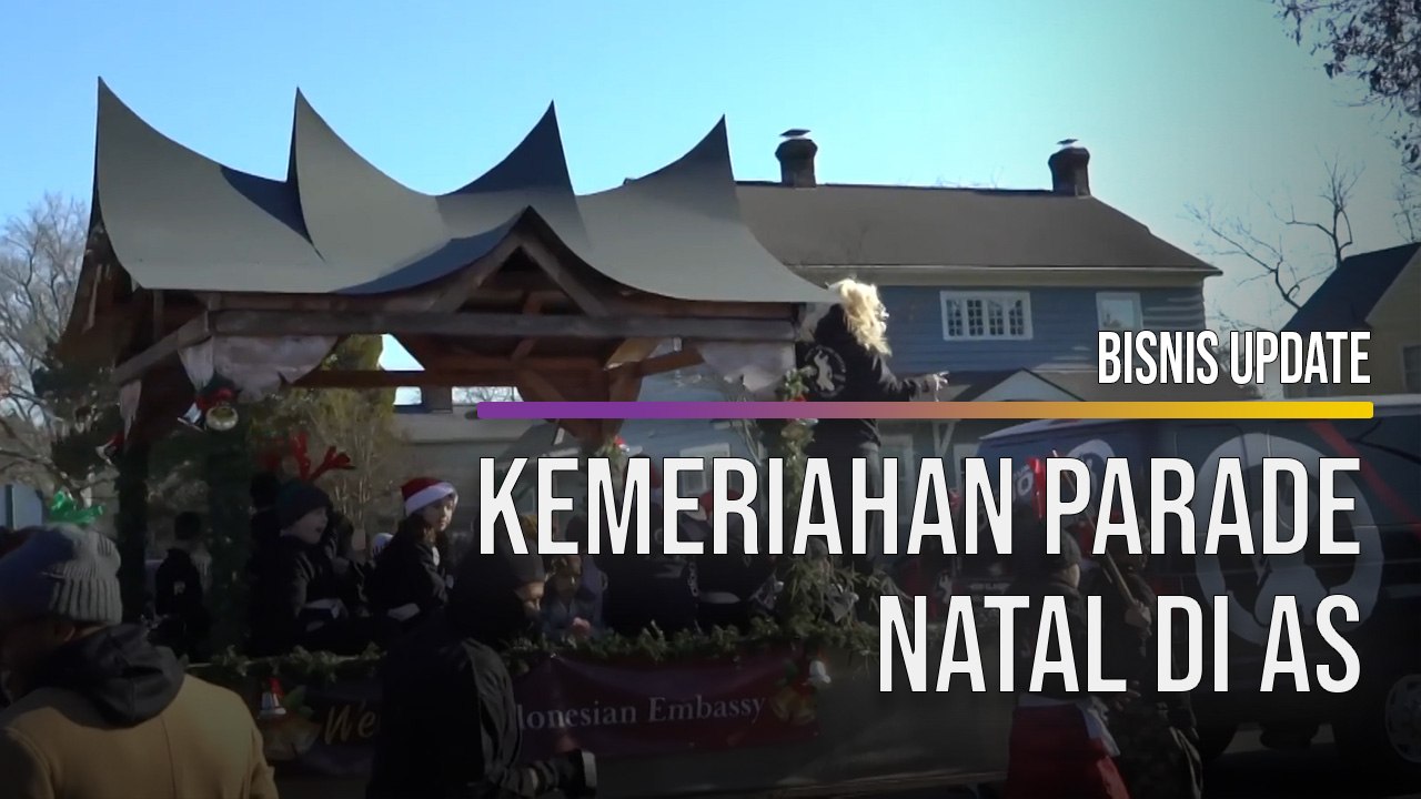 Rumah Adat Minangkabau Meriahkan Parade Natal d...