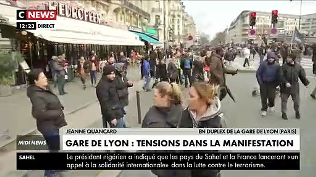 Les manifestants sont désormais dans les rues autour de la Gare de Lyon - Le trafic reprend doucement sur place avec de nombreux CRS sur place