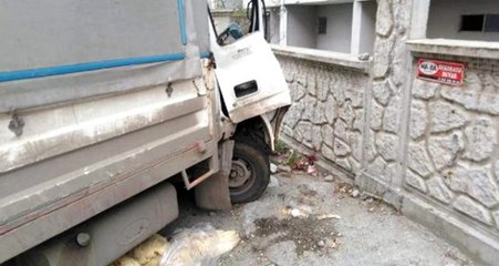 Yol kenarında yürüyen çifte kamyonet çarptı bir kişi hayatını kaybetti