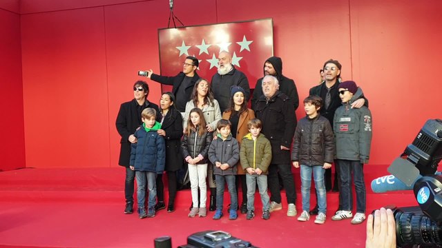 Artistas callejeros interpretan la canción de Navidad de Madrid