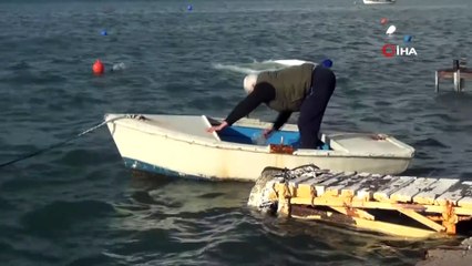 Şiddetli Fırtınada Tekneler Battı, Otobüs Durakları Yıkıldı, İskeleler Çöktü