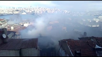 Fatih'te ahşap binada yangın