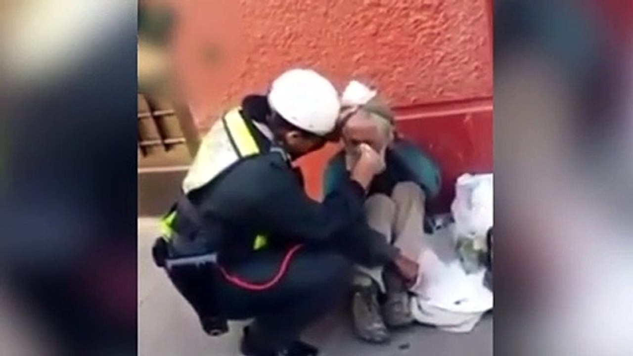 Cette policière ne sait pas que quelqu’un la regarde. Ce qu’elle lui fait a choqué tout le monde ! Un passant filme toute la scène !