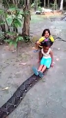 Estas dos niñas indonesias se lo pasan pipa a lomos de una agresiva pitón