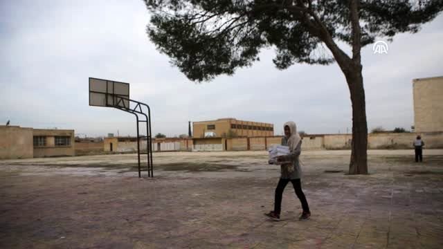 Tel Abyad'da 300 öğrenciye ders kitabı dağıtıldı