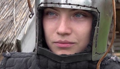Así es la vida de esta chica apasionada por el combate medieval