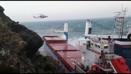 Tempête Fabien : le sauvetage spectaculaire d'un cargo en détresse, bloqué contre les falaises de Sardaigne