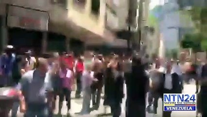 Con estas ganas intentan partirle la cara a Zapatero en Venezuela: "¡Asesino!"